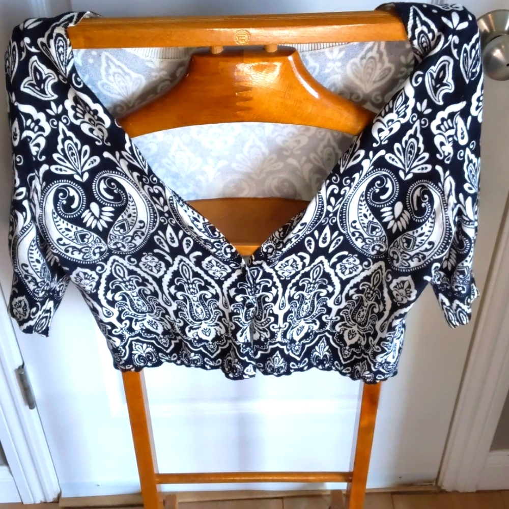 Crop black and white sweater